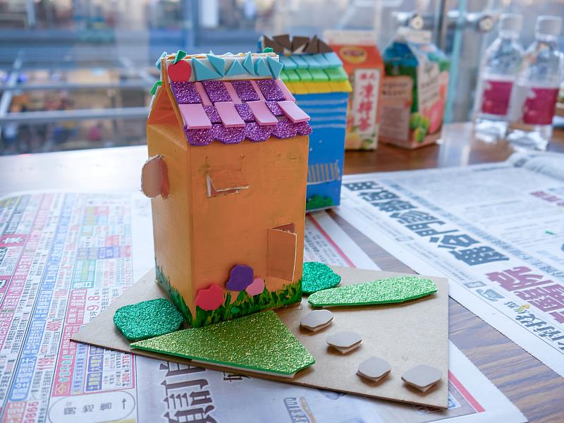 成品紀錄照,民眾於《建造山居小屋》工作坊中共同創作,以牛奶盒為基底打造個人風景。