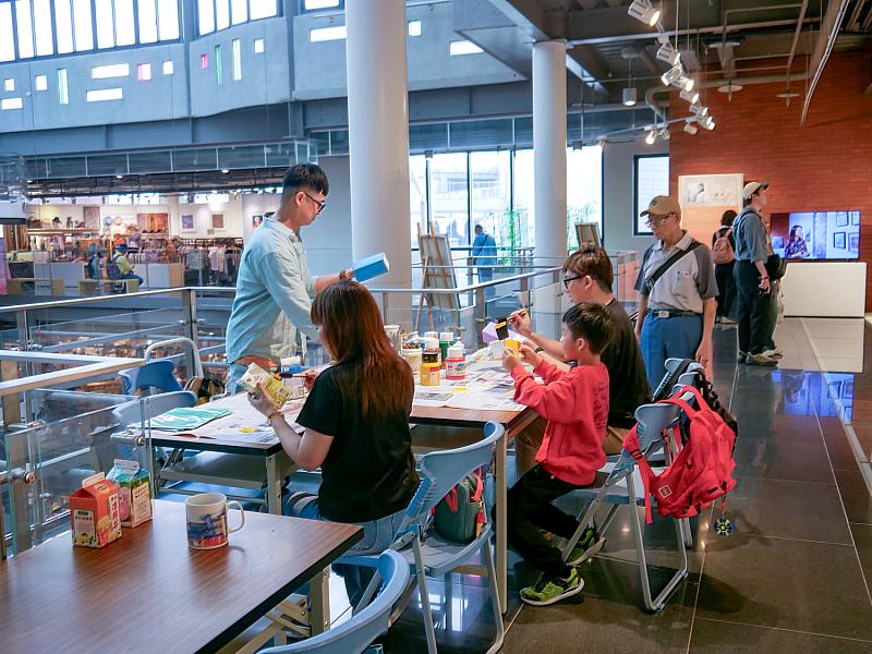 工作坊於展覽空間內進行，觀眾一邊看展一邊創作，形成觀看與實作交織的場域。