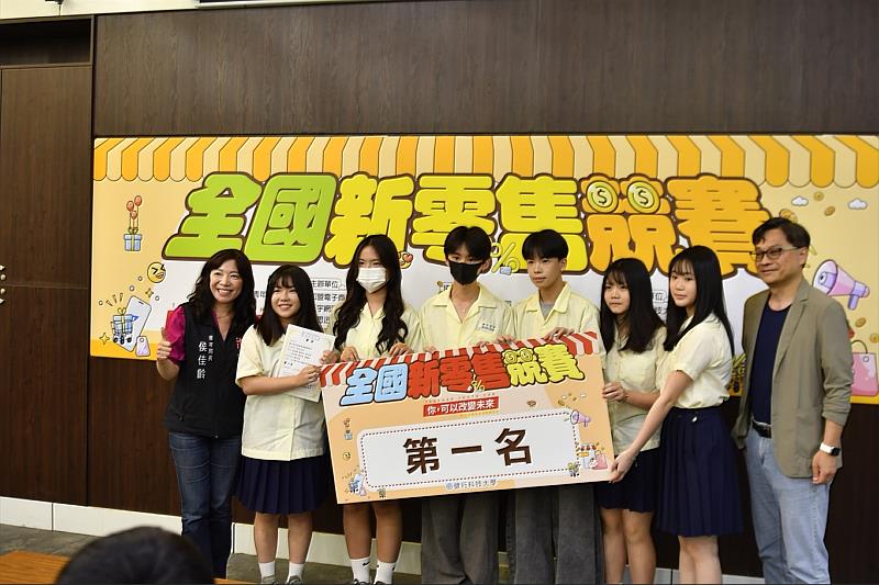 青年局局長頒發第1名獎狀。