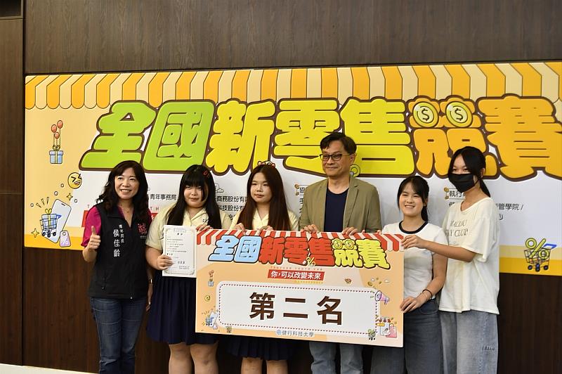 青年局局長頒發第2名獎狀。