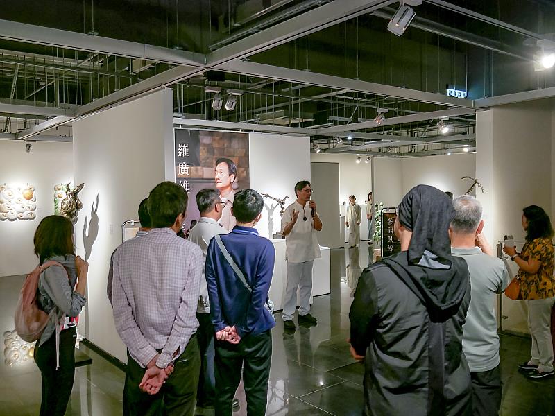 開幕當日藝術家親自進行展場導覽，帶領觀眾深入理解作品與材料轉化的創作思維。