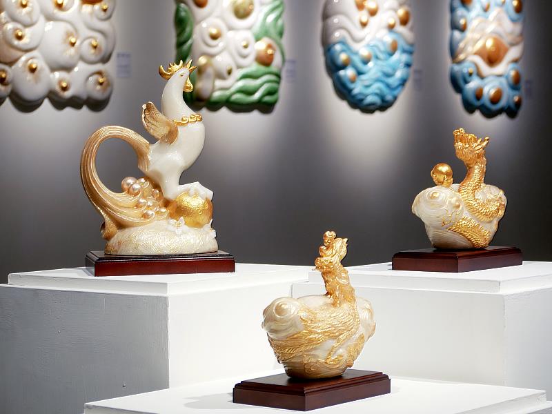 展覽呈現羅廣維多階段創作成果,從泥塑到炭雕、鹽雕,展現多元媒材的藝術探索。