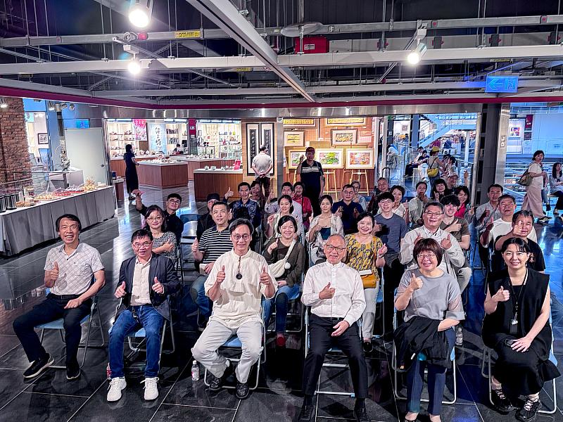 羅廣維雕塑展開幕,藝術界與各界來賓齊聚鶯歌光點藝術中心,共同見證展覽揭幕時刻。