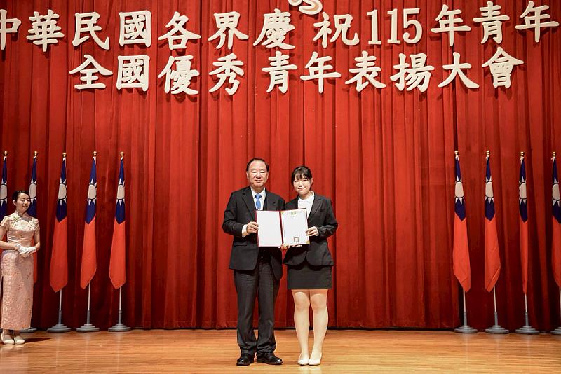 海大鄭應加同學於115年青年節全國優秀青年表揚大會接受頒獎表揚。