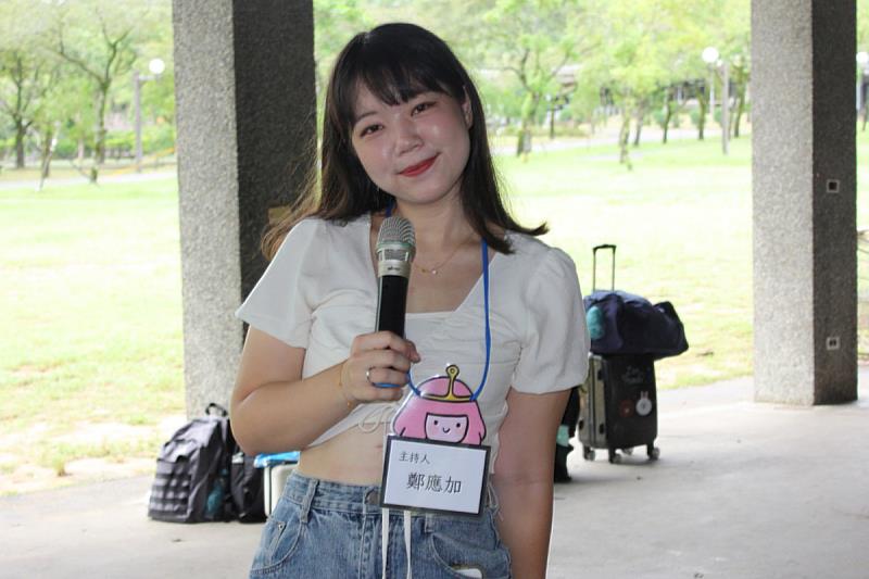 鄭應加同學積極投入社團事務，多次擔任學校各大活動的司儀及主持人。