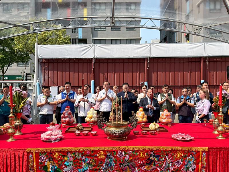 市府與投資團隊祈求工程順利。