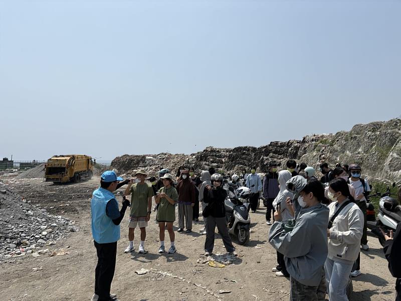 學生在掩埋場聆聽吳隊長說明。