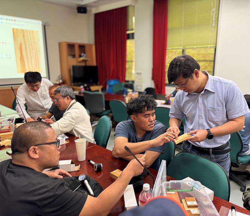 透過木材紋理、斷面及樹皮等特徵學習辨識樹種。