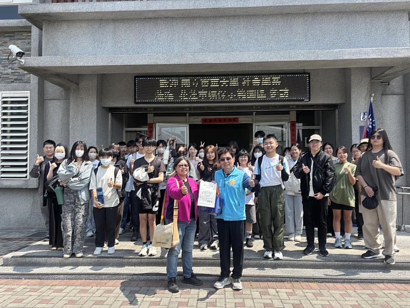 致贈感謝狀及大合照。