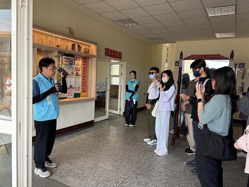 花蓮市清潔隊隊長吳慶展(左1)介紹花蓮市清潔隊獲獎無數。