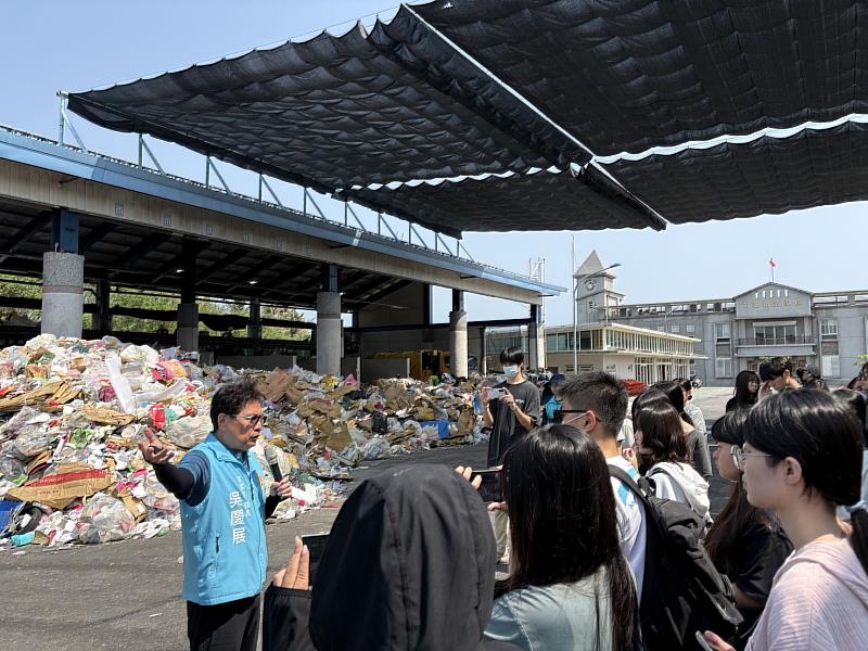 花蓮市垃圾回收場除了有電動遮陽網外，也在屋頂上設有太陽能板及把雨水引到地下大型儲存槽的環保設施。