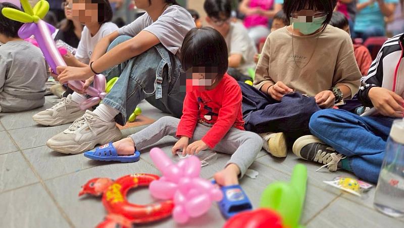 安仁家園院童摺創意氣球。