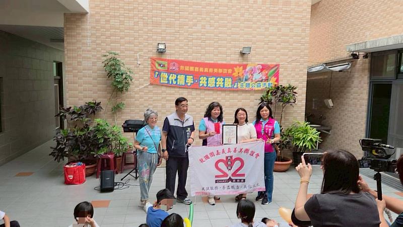 嘉義真善美聯誼會陳貞潔會長代表捐贈6萬元予安仁家園。（建置無障礙設施）