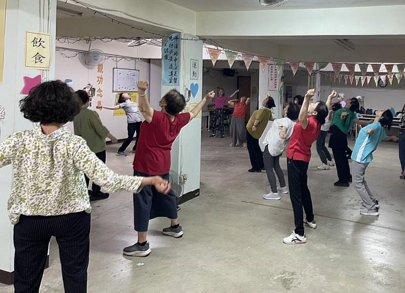 由老師帶領長者小而緩地動一動，並給予運動小建議。