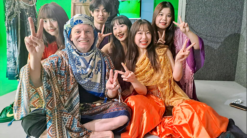 戲劇指導教師與參與表演的同學開心合影。