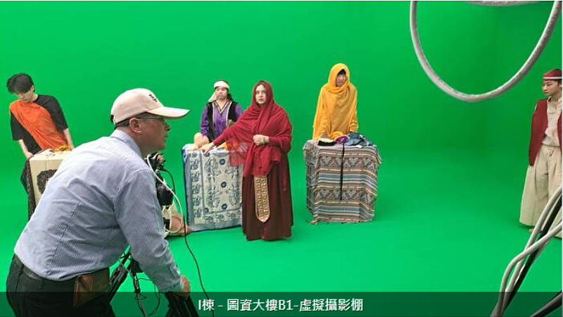 學生進行虛擬攝影棚練習,展現專業的口說與肢體表現。
