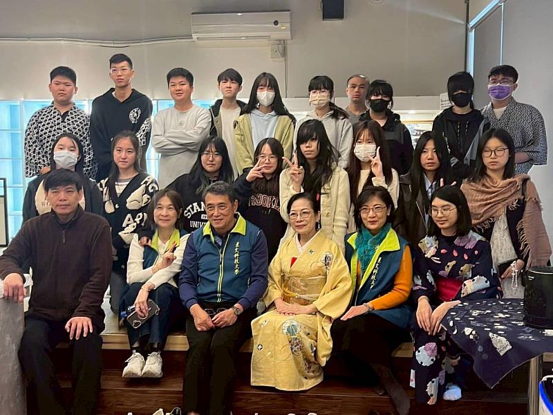 應用外語系老師、張碧珠老師及參加同學於和室教室開心合影。