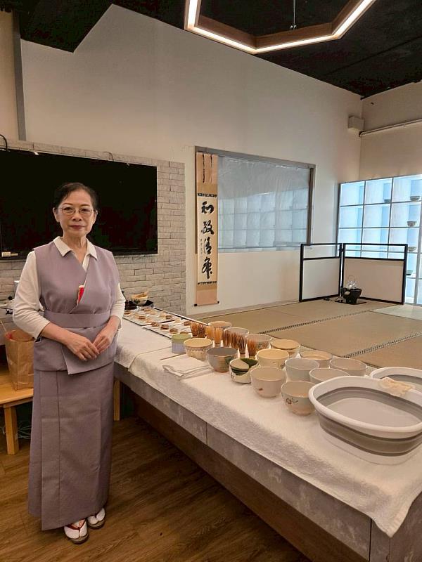 日本美學茶道文化專家張碧珠講師親臨指導學生。