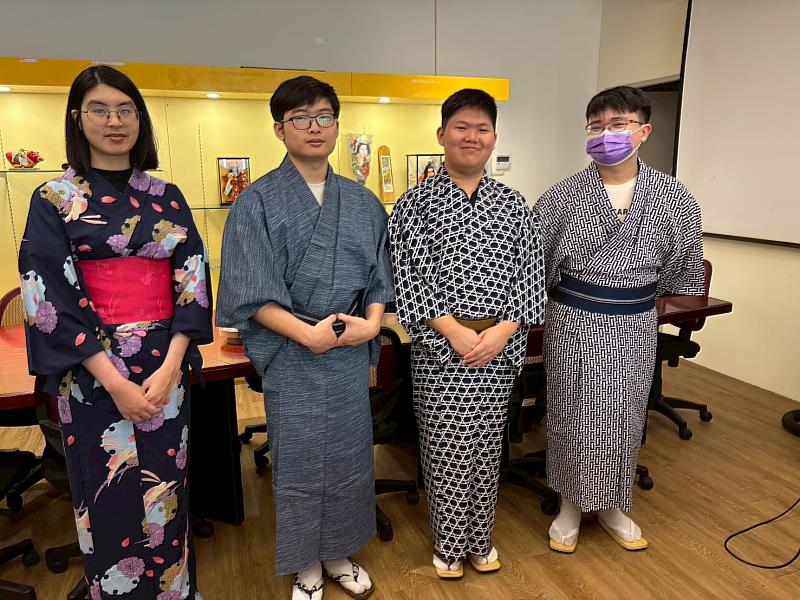 參加同學於和室教室開心合影。