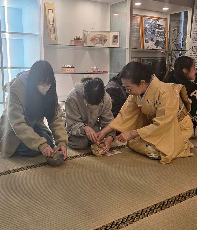 學生親手製作抹茶，體驗日本茶道嚴謹的文化禮儀。