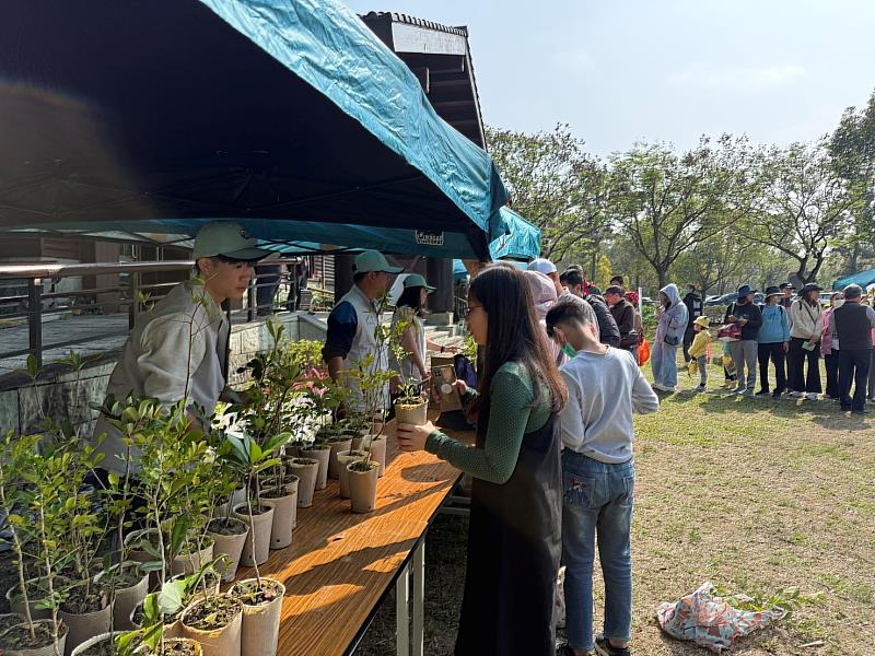 趣味闖關贈苗活動，民眾熱烈響應。