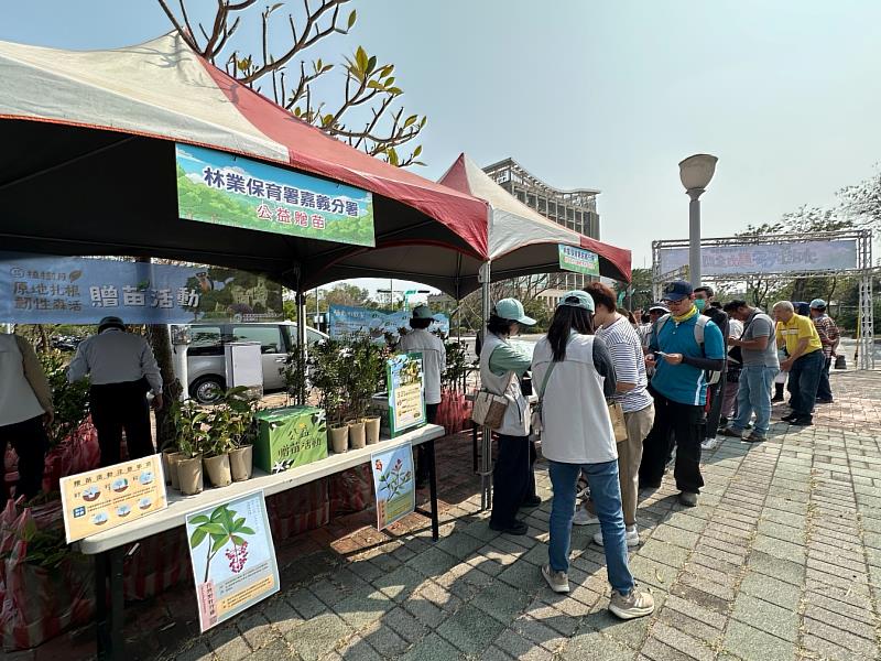 與臺南市政府於柳營工業區合辦植樹活動，現場民眾踴躍領苗。