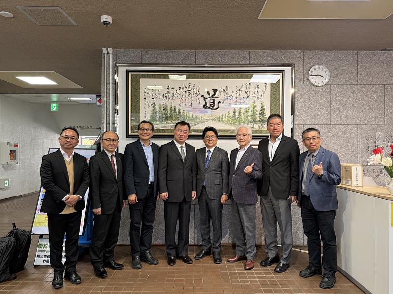 崑山科大團隊拜訪熊本縣菊陽町地方政府,與吉本町長、小牧副町長及福島議長進行討論合影。