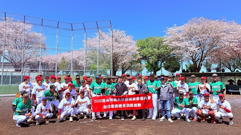 崑山科大甲組棒球隊與熊本學園大學棒球隊友誼賽合影。