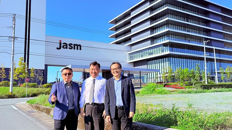 江智偉主任（左起）、李天祥校長與鐘俊顏副校長一同前往日本熊本產業交流。