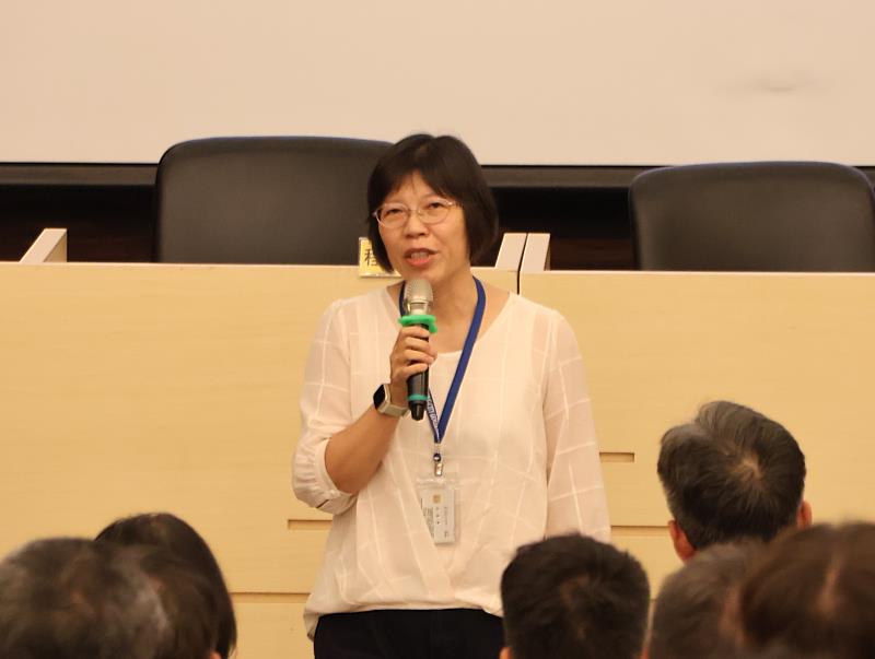 臺中市經濟發展局主任秘書許瓊華強調，中小企業在面對地緣政治、法規變更等挑戰時，更需要運用AI與綠能科技來精進營運並節省成本。