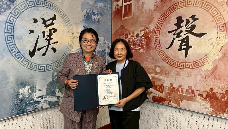 台灣尤努斯基金會董事長蔡慧玲（左）頒贈廣播專訪感謝狀予台灣尤努斯基金會副董事長林函瑢女士（右）。