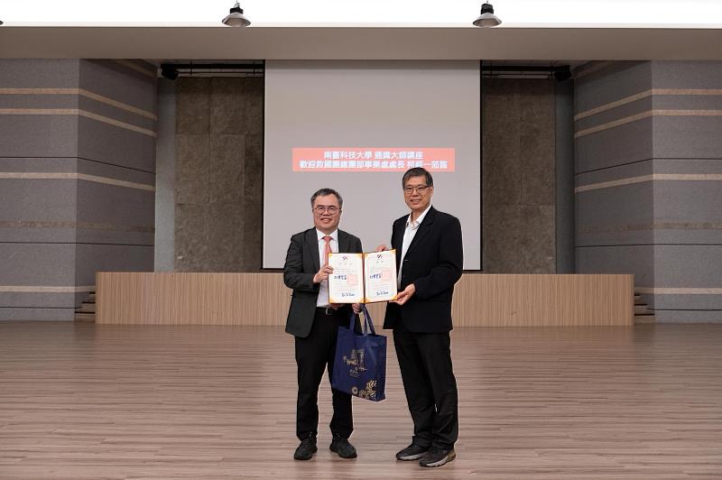 南臺科技大學副校長王振乾(右)於通識大師講座特致贈聘書及紀念品予救國團總團部事業處處長柯經一(左)。