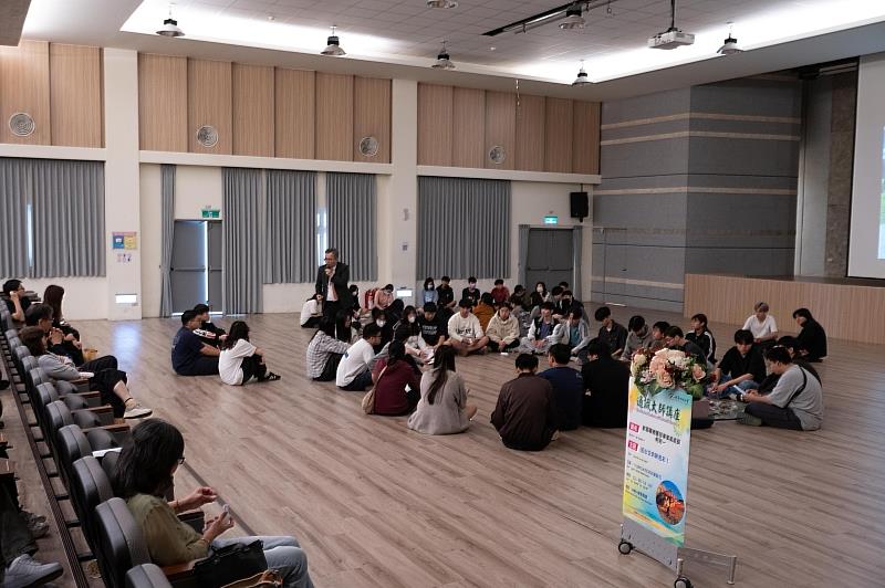 柯處長透過高度互動的遊戲與啟發性提問，帶領學生體驗人生的多元性與創意的價值。