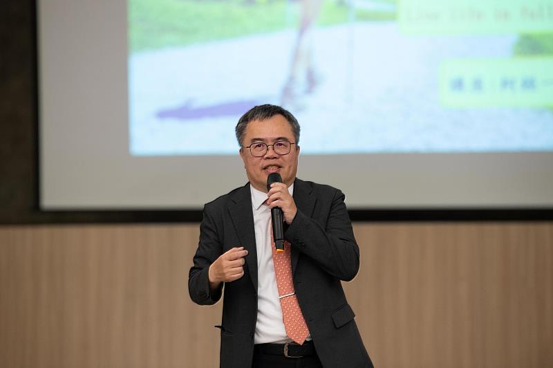 救國團總團部事業處處長柯經一以「活出生命新色彩」為題發表專題演講。