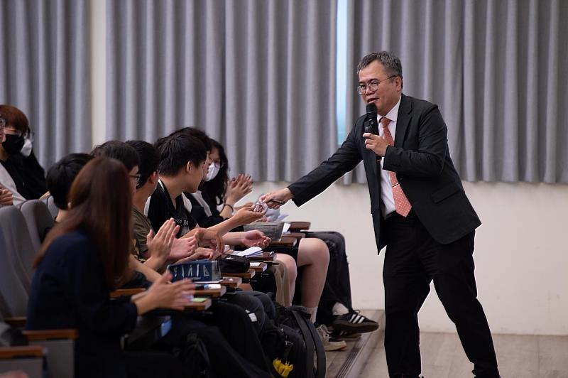 演講進行中，柯處長以多項兼具專業與趣味的問答跟現場學生互動。