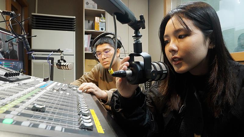 文大學生於校內實習期間製作優質節目，攜手臺北電臺進行內容交流與播出合作，展現學習成果並開創產學合作新亮點。