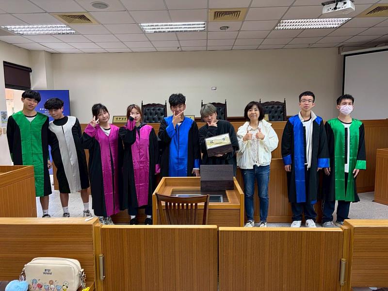 后綜高中學生穿著代表不同職位的法袍，與財法系莊晏詞主任（右3）合影。