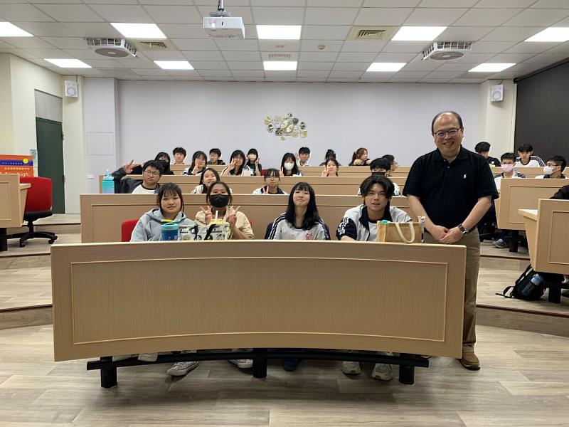 后綜高中師生與經管系蔡碩倉教授合影。
