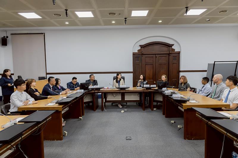 雙方進行意見交流。