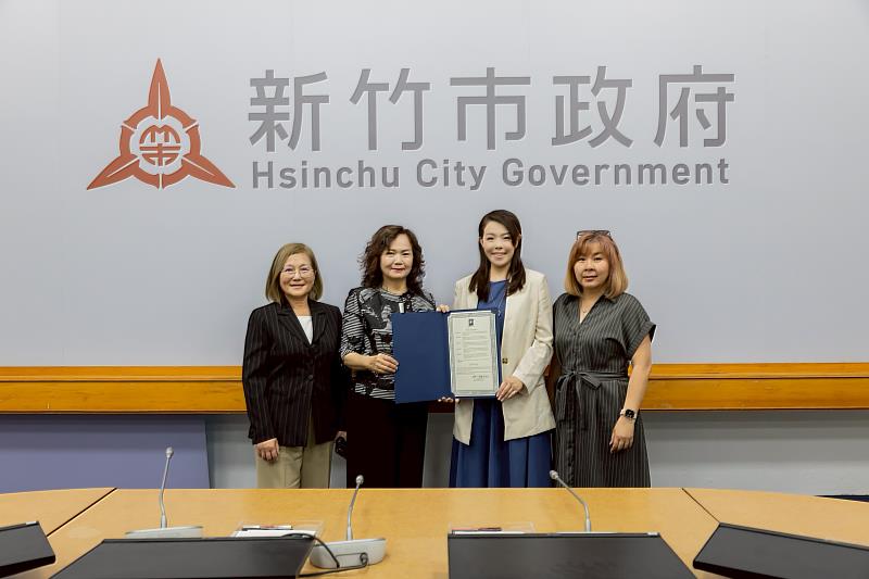 交流協會會長宋貞致贈庫比蒂諾市市長Kitty Moore親筆信函。