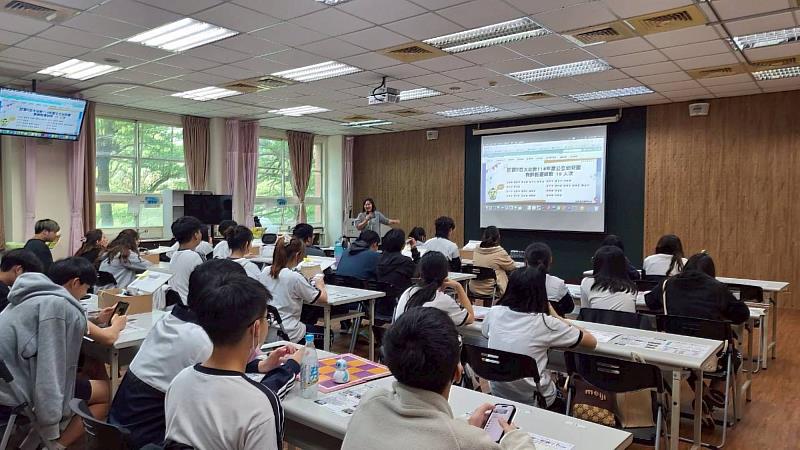 幼教系鄭雅文老師向后綜高中學生介紹幼教系的學習內涵和未來出路。