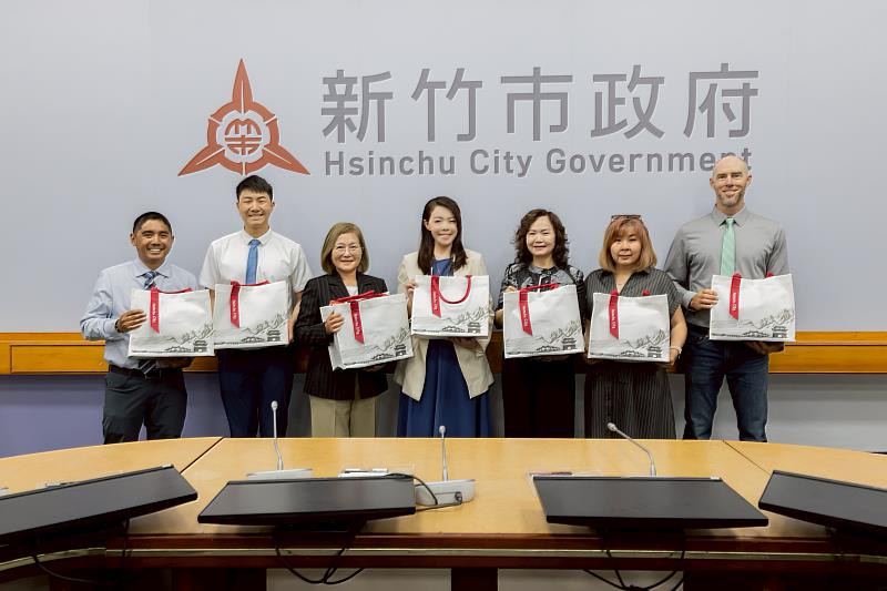 雙方互相交換紀念品。