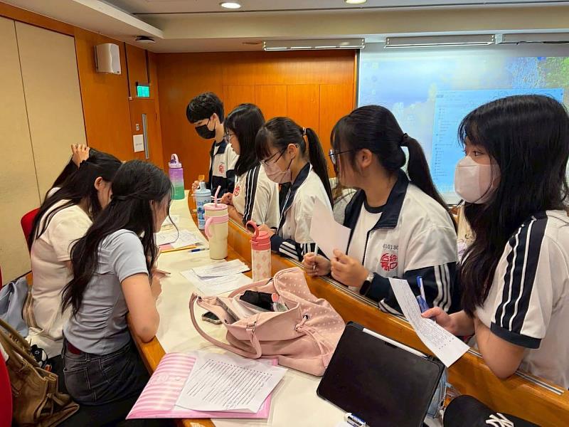 來自泰國的大學交換生（左）與后綜高中學生進行英語學習及文化交流活動。