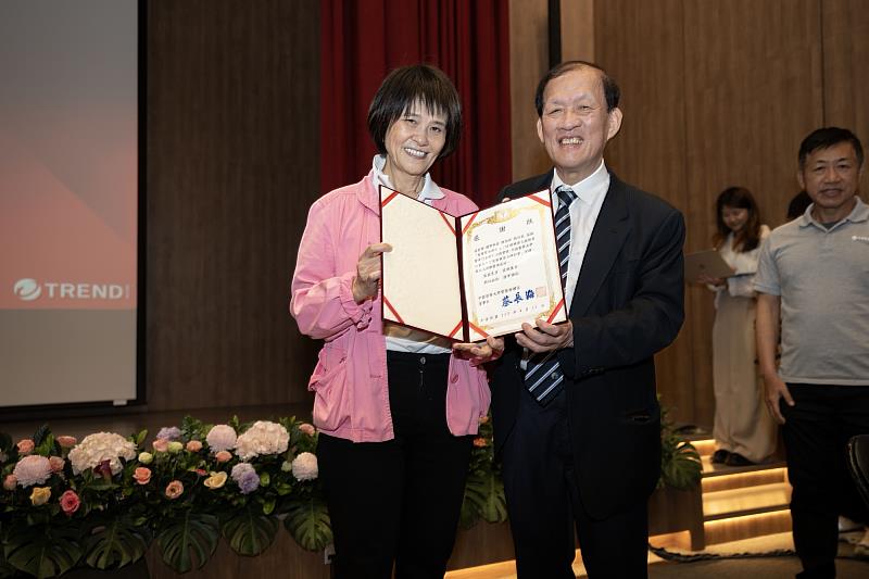 周德陽院長致贈趨勢科技陳怡樺執行長感謝狀。
