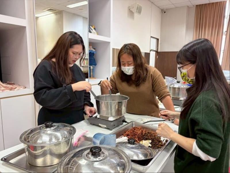 時尚系師生進行染色提取實驗。