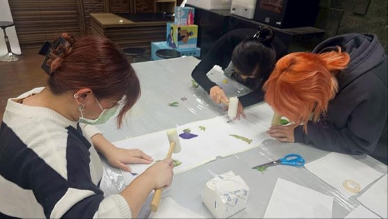 時尚系同學進行拓染作品實務操作。