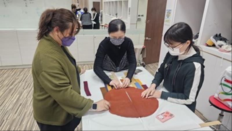 時尚系師生進行染色提取實驗。