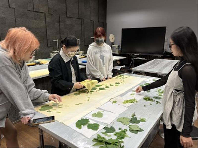 亞洲大學創意設計學院副院長兼時尚系主任林靑玫（右）指導學生創作。