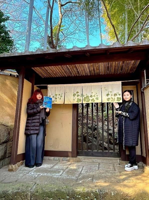 亞洲大學創意設計學院副院長兼時尚系主任林靑玫(右1)與學生在日本東京林芙美子紀念館展出的亞大師生的天然染色作品前合影留念。