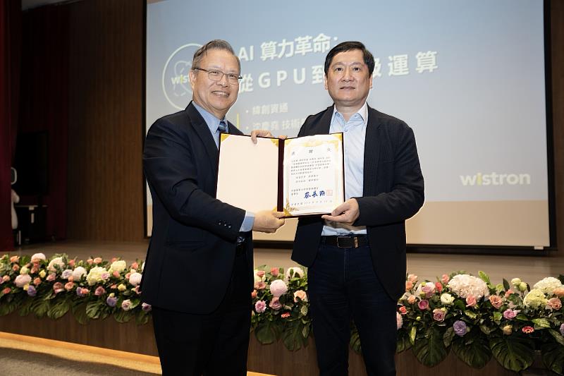 江安世校長致贈緯創資通沈慶堯技術長感謝狀。